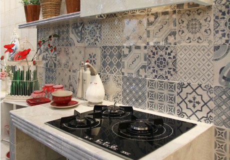 Cocina moderna con azulejos rústicos.
