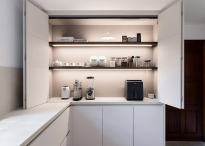 Mueble de cocina con puertas escamoteables