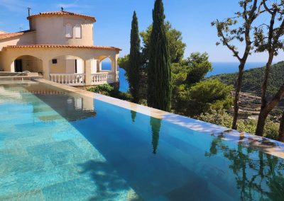 Piscina infinity de cerámica Rosa Gres